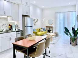 Luxe High Ceiling King Suite w/ Bay Views - Image 3