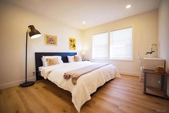 Modern WFH King Bed Long Stays - Image 1