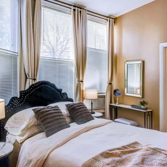 Downtown Historic Apartment with Modern Flair - Image 1