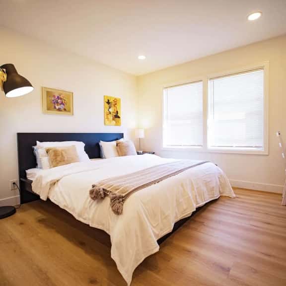 Modern WFH King Bed Long Stays - Image 1