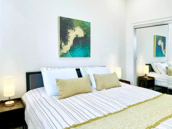 Luxe High Ceiling King Suite w/ Bay Views - Image 5